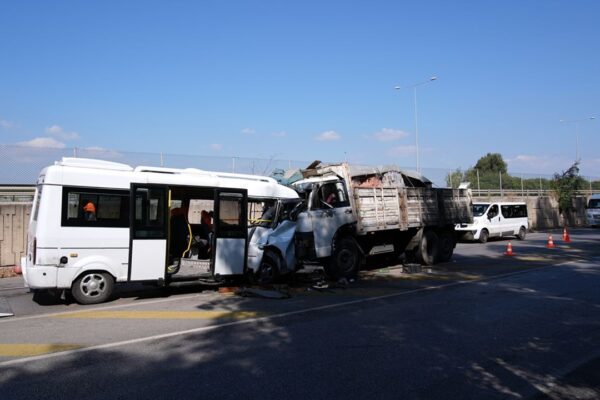Minibüs ile kamyon kafa kafaya çarpıştı: İzmirR... Minibüs ile kamyon kafa kafaya çarpıştı: İzmirR...