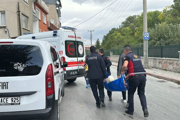 Yalnız yaşayan adam evinde düştü… Ekipler pe... Yalnız yaşayan adam evinde düştü… Ekipler pe...