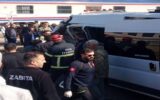 Faciadan dönüldü… Tren, okul servisine çarpt...
