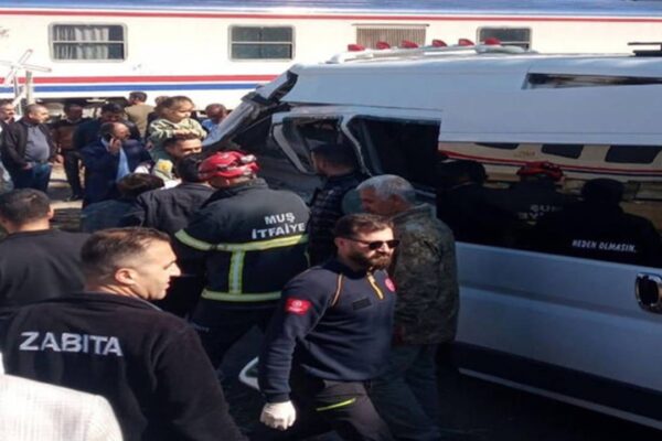 Faciadan dönüldü… Tren, okul servisine çarpt...
