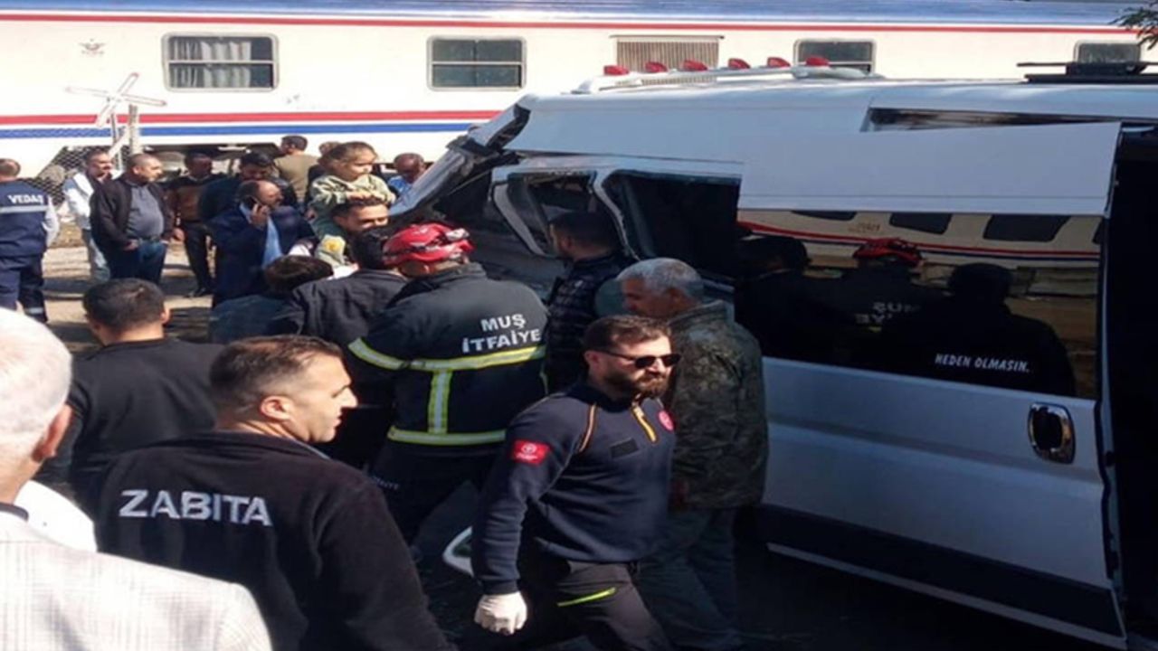 Faciadan dönüldü… Tren, okul servisine çarptı!