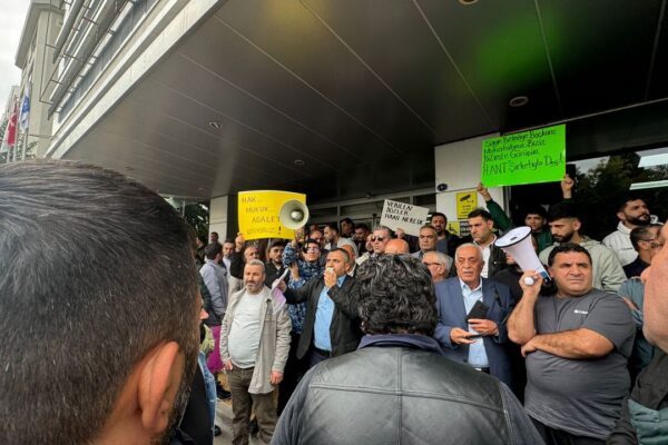 Karşıyaka Belediyesi önünde pazarcı isyanı!