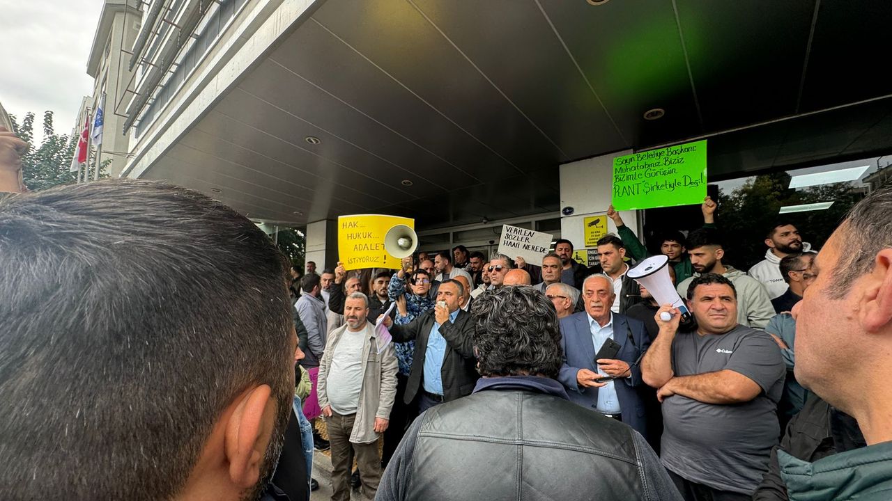 Karşıyaka Belediyesi önünde pazarcı isyanı!