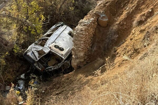 Öğrenci servisi uçuruma yuvarlandı: 14 yaralı
