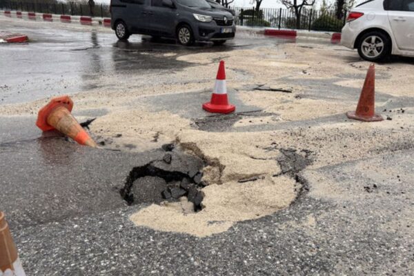 190 kilogram yağış düştü, yol çöktü!
