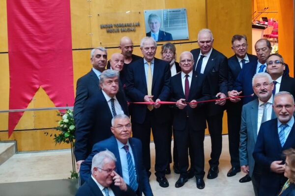Kurdele kesildi… EBSO binası açıldı!