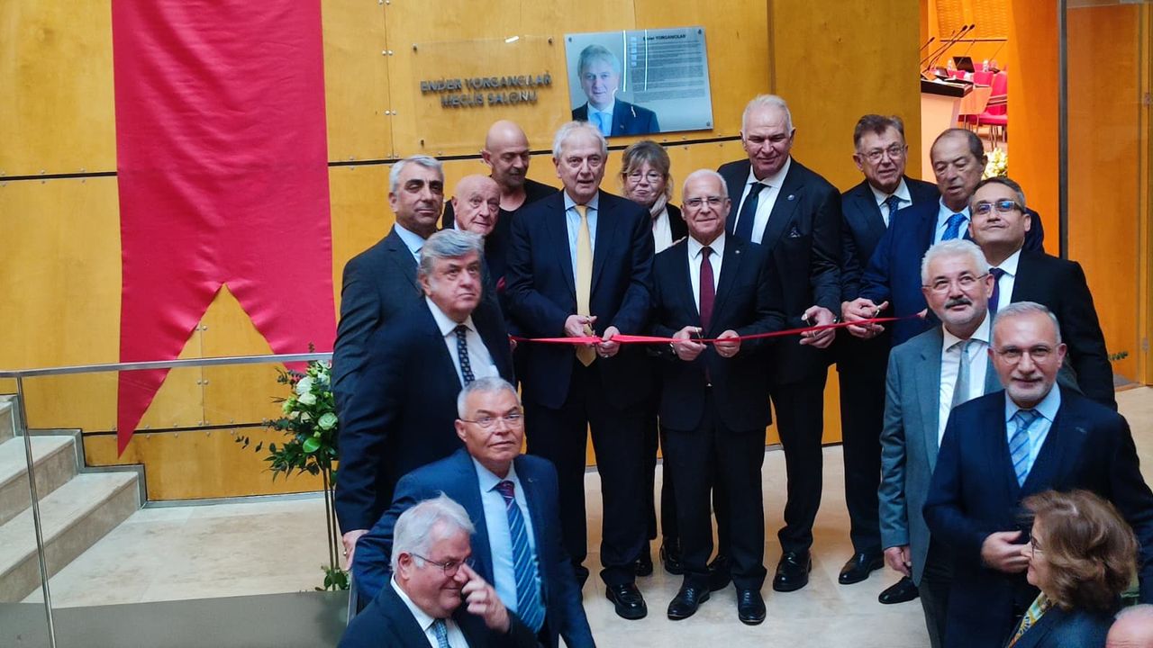 Kurdele kesildi… EBSO binası açıldı!