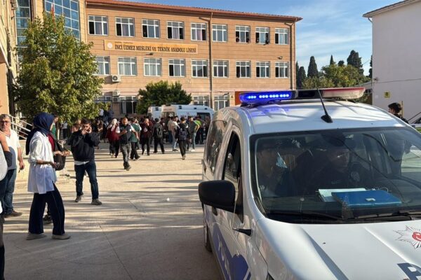 Manisa’da lise önünde silahlı saldırı: 2R...